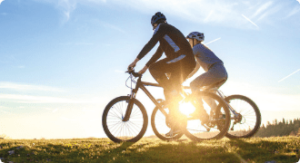 Zwei Fahrradfahrer in der Natur im Sonnenschein