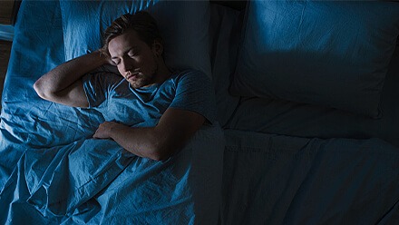 Schlafphasen: Mann in Tiefschlaf im Bett