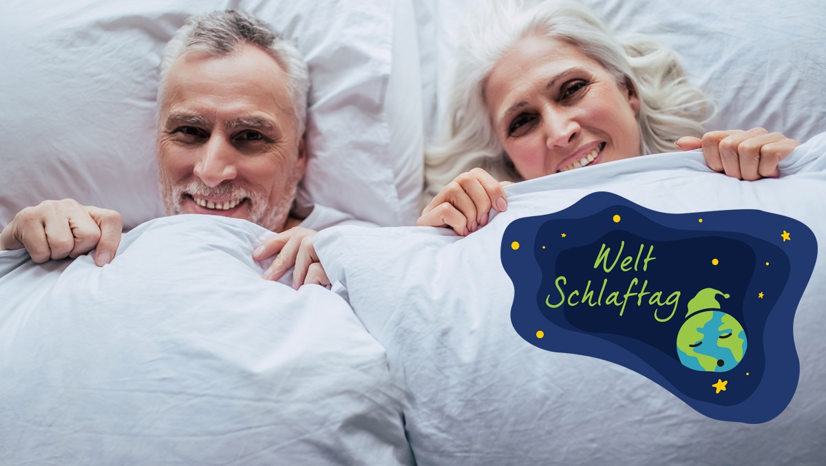 Weltschlaftag - Älteres Paar zieht sich Bettdecke übers Kinn