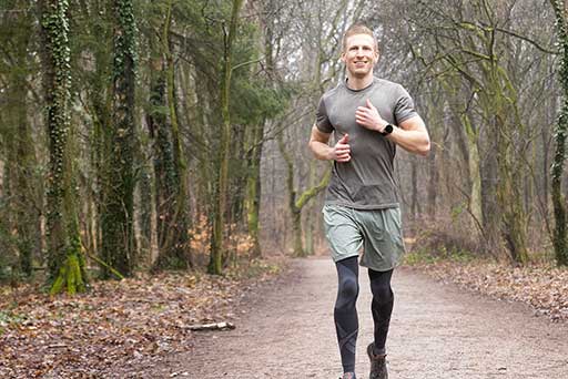 Nico Airone beim Waldlauf