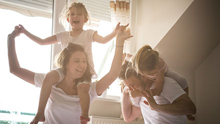 Familie tobt zusammen am Morgen nach dem Aufwachen